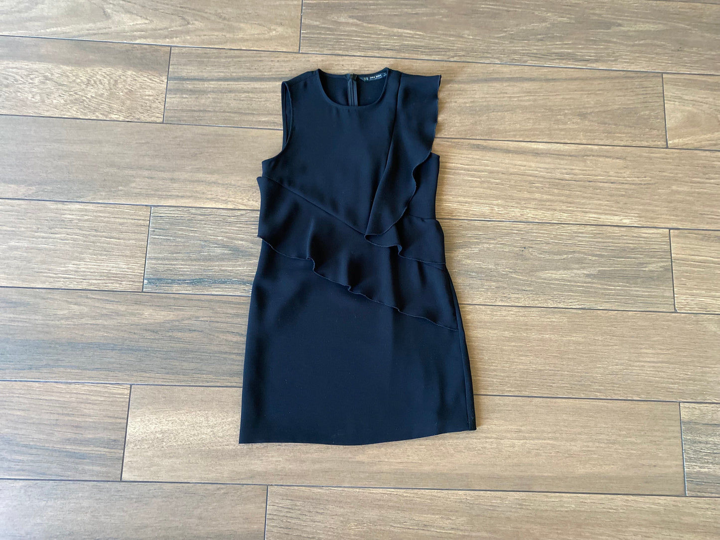 Vestido corto negro de holanes