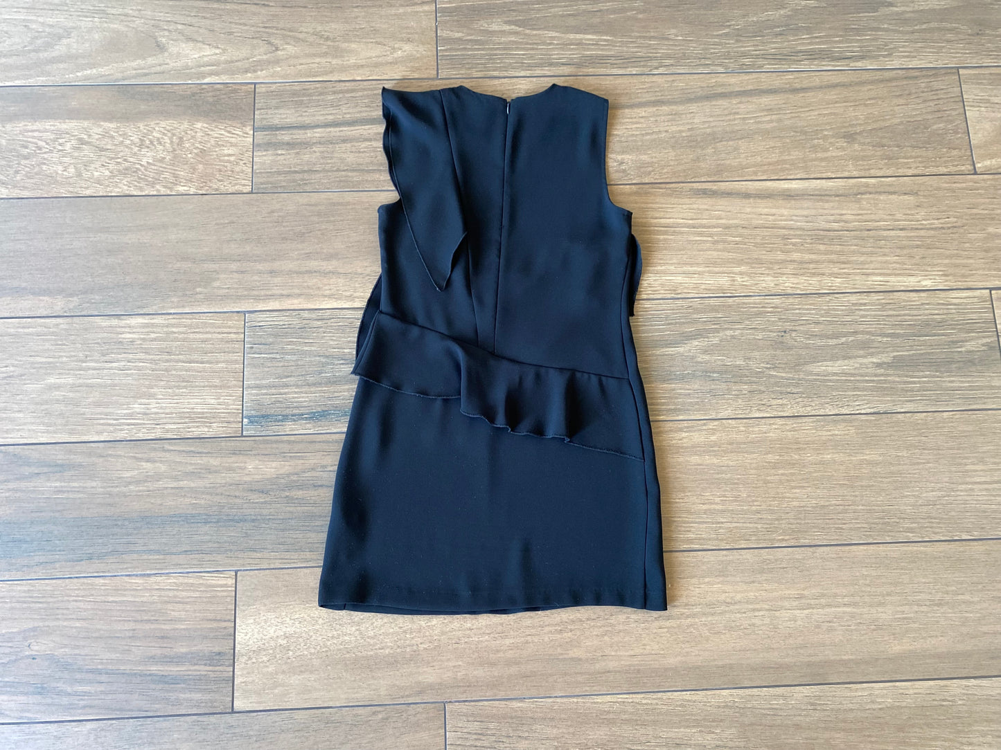 Vestido corto negro de holanes